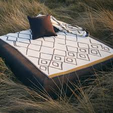 un plaid en laine de merinos maison de vacances canape cocooning plaid deco cocooning