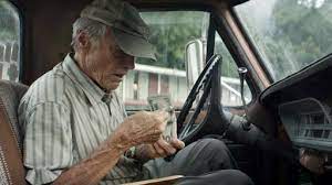 Earl stone, a man in his eighties, is broke, alone, and facing foreclosure of his business when he is offered a job that simply requires him to drive. The Mule Sommerkino Im Ersten Ard Das Erste