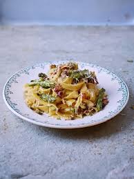 Tagliatelle With Asparagus Crispy Pancetta And Parmesan Recette Recette Tagliatelles Recette Sale