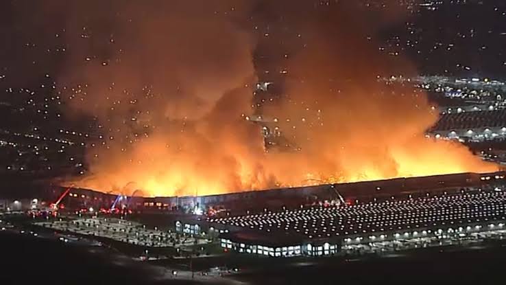 Warehouse employee accused of arson after Kimberly-Clark Distribution  Center full of paper goods destroyed in massive Ontario fire - ABC7 Los  Angeles