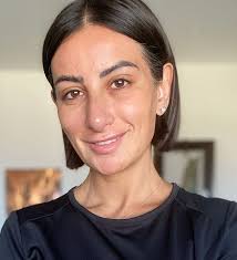 ردت الإعلامية الأردنية سميحة مجدلاوي رداً جريئاً على كل من ينتقد ملامح  وجهها وشكلها بنشرها صورة لوجهها من غير أن تستعمل مساحيق التجميل. وكتبت  مجدلاوي على صفحتها الشخصية على "انستجرام" وهي مقدمة