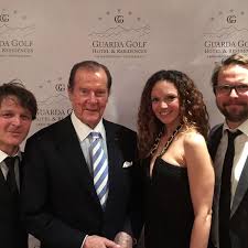 Bene Aperdannier spielt auf einer Gala in Crans Montana auf Einladung von  Ex-Bond Roger Moore