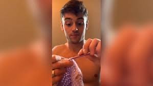 The olympic diver posted a gift on instagram sent from meghan markle, 39, in. Tom Daley S Husband Rinses Him For Thirsty Topless Knitting Video Metro News
