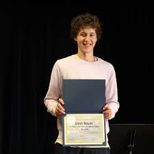 It is an Oldenborg tradition to recognize students who go above and beyond  to attend language tables each semester. This fall, we had six students  with perfect attendance! 🏆 Will you be