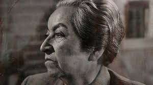 Maternal, severa y asexuada: la distorsionada imagen de Gabriela Mistral  que promovió la dictadura