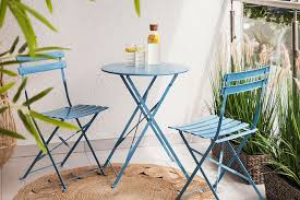 Se si vuole risparmiare sull'arredo una carta vincente è riciclare ciò che si ha di inutilizzato in cantina.un vecchio tavolo può essere ridipinto con vernici adatte agli esterni, o lo si può creare da zero riciclando le tavole dei bancali. 20 Idee Per Arredare Il Terrazzo In Primavera Conosco Un Posto