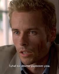 Dövmeler ve notlarla geçmişin izini süren Leonard Shelby. Christopher  Nolan'ın unutulmaz filmi AKIL DEFTERİ