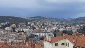 Par le dédale des anciennes rues de la cité médiévale jusqu'à la cathédrale notre dame de france pour voir la vierge… Coronavirus Le Puy En Velay Lance Une Operation De Desinfection Des Rues