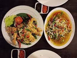 Hidangan yang dinikmati seharusnya menjanjikan kekenyangan di samping keenakan. Berphoto Bersama Keluarga Sebelum Makan Malam Picture Of Desa Desa Resto Medan Tripadvisor