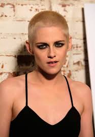 Kristen Stewart har gått blond og shavet hodet