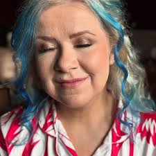 Melissa 💙 Wow!! Look at those piercing blue eyes 💙💙 the best way to pop  your eyes is to use the colour wheel. The colours opposite compliment your  eyes making them stand