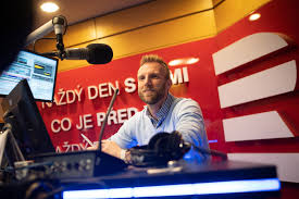 Kromě jiného se mohou posluchači těšit na rozhovory osobností s jejich hosty. Jiri Chum Radiozurnal