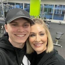 Elissa Davis's Instagram, Twitter & Facebook