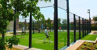 Hitta din utrustning hos rocket padel! Kopron