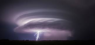 Při bouřkách hrozí také silný vítr, uvedl ve vysílání radiožurnálu pavel borovička z českého hydrometeorologického ústavu. Po Vedrech Uderi Na Cesko Silne Bourky Varuji Meteorologove Tyden Cz