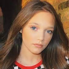 She was born to johannah poulston and her second husband, mark tomlinson. Phoebe Tomlinson Bio Age Net Worth Height Single Nationality Body Measurement Career