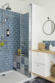 Une Petite Salle De Bains Tres Organisee Mini Salle De Bain Petite Salle De Bain Salle De Bain