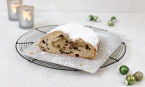 Marzipanstollen Rezepte Der Stollen Aus Hefeteig Mit Marzipan Kern Im Anschnitt Eins Von 7 000 Leckeren Gelingsicheren Stollen Rezept Marzipan Dessert Ideen