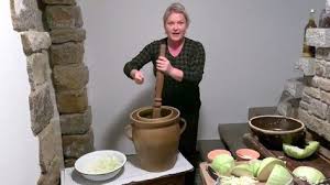 Diana Fritzsche Grimmig Stampft Sauerkraut Bildrechte Mitteldeutscher Rundfunk Sauerkraut Selber Machen Sauerkraut Sauerkraut Herstellen