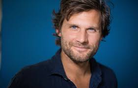 Le projet initial d'alexis michalik pour edmond est bien d'en faire un film, et c'est seulement faute de trouver un réalisateur intéressé par son œuvre qu'il s'est tourné vers le théâtre. Alexis Michalik Du Theatre Populaire A La Litterature Page Turner Le Devoir
