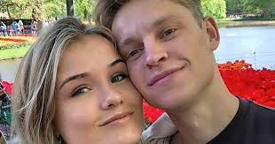 Maybe you would like to learn more about one of these? De Jong Geraakt Door Mooie Boodschap Vriendin Voetbal Telegraaf Nl