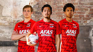 Zelfs de drie beste nummers vier gaan door naar. Az Presenteert Het Nieuwe Thuistenue Van Nike Rtl Nieuws