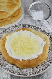 Daca dorim putem face un amestec cu smantana, branza, usturoi dat prin presa, ceapa verde si marar. Langosi Unguresti Cu Smantana Si Cascaval Caietul Cu Retete