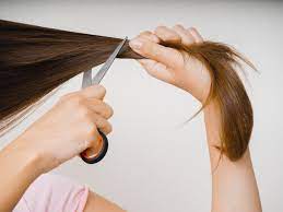 Rambut kepala dalam mimpi ditafsirkan sebagai harta benda dan umur yang panjang. 21 Arti Mimpi Potong Rambut Berkaitan Dengan Perubahan Dan Kehilangan Orami