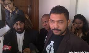 Controversial blogger and political commentator wan muhammad azri wan deris, or more popularly known as papagomo, claimed that umno's frozen bank accounts were a signal from prime minister tun dr mahathir mohamad for party delegates to pick the right leader tomorrow. Anwar Vs Papa Gomo Papa Gomo Quits To Get More Duit Raya