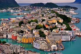Město je námořním přístavem a je známé koncentrací secesní architektury. The Beautiful Art Nouveau City Alesund In Norway Places To See In Your Lifetime