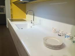 Plan de travail de cuisine, salle de bains, escalier, sol, revêtements divers en granit, marbre, pierre, quartz et céramique. Plan De Travail En Quartz Premium White Creathome24