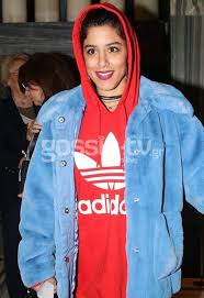 Η μαρίνα σάττι ενώνει και οδηγεί όλες αυτές τις φωνές, μαζί με την ηλεκτρική της μπάντα σε μια σκηνική εμπειρία που όσοι την έχουν ζήσει την περιγράφουν ως απλά μοναδική. Marina Satti Ebale Oti Brhke Kai Phge Se Epishmh Premiera Gossip Tv Gr