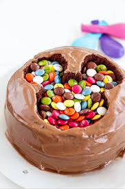 Bizcocho De Mickey Mouse Sencillo Bizcocho De Chocolate Con Lacasitos En Su Interior Dessert Recipies Sour Candy Mickey Mouse Cake