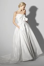 The designer showed a timeless collection with some slight twists for bridal. Bridal Spring 2018 Carolina Herrera Lookbook