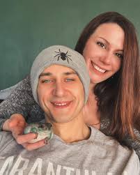 Family photo shoot with pet frogs