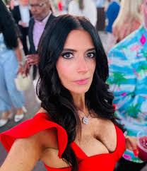 Dena Powell's Instagram, Twitter & Facebook