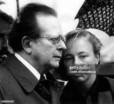 Gloria Strauss's Instagram, Twitter & Facebook