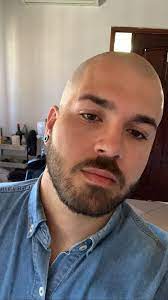 For those men who want to keep a short beard and dislike long locks hanging off their jawline, then a shorter stubble look may be the best option. Pin By Gerardo Enrique Zelaya Duron On Barbas Bald Men With Beards Bald With Beard Bald Men Style