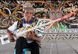 Alat musik ini seringkali kita panting adalah alat musik tradisional indonesia yang berasal dari wilayah kalimantan selatan. Mengenal Alat Musik Sampe Dari Suku Dayak Kalimantan Alatmusik Id