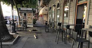 E' questo il bilancio, al momento, della sparatoria avvenuta poco prima delle 8 nei pressi di un bar di via carducci, nel centro di trieste, a . Fgczinseya 73m