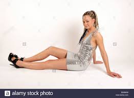 Marcar temas como leídos •712 temas. Junge Frau Mit Katze Wie Augen Und Zopfe Im Haar In Einer Silbernen Party Oder Clubbing Kleid Und High Heels Stockfotografie Alamy