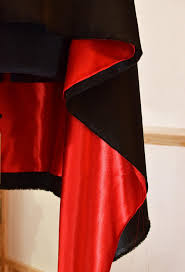 Last Minute Halloween Kostum Vampirumhang Nahen Mit Freebie Schnittmuster Fur Den Vampirkragen In 2020 Mit Bildern Vampir Umhang Last Minute Halloween Kostum Halloween Kostum