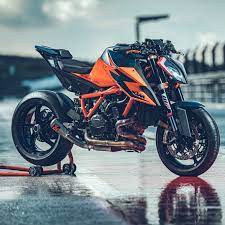 Ktm 1290 super duke r already at the top of its game, for 2019 the mighty ktm 1290superduker receives a graphics update to keep it looking as sharp as it performs. Freunde Der Freikorperkultur Mit Der Ktm 1290 Super Duke R Die Hullen Fallen Lassen Ktm Blog