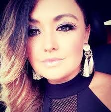 Roslyn Hutton's Instagram, Twitter & Facebook