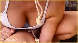 ワイフィーは、公共の場で完璧な胸の谷間にあるタイトなスポーツブラで彼女の素晴らしい胸の谷間を示しています。