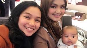 Download lagu ting ting siti nurhaliza dapat kamu download secara gratis di downloadlagu321.site. Ting Tang Ting Siti Ting Tang Youtube Aku Tadi Bilang Ke Ayu Soal Berita Itu Dia Bilang Emang Lebay Curi Nimo