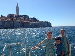 Republika hrvatska, (listen)), is a country at the crossroads of central and southeast europe on the adriatic sea. Kroatie Met Kinderen Een Vakantie Met Watervallen En Mooie Stranden