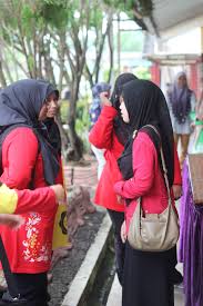 Jiran tetangga boleh membuat aduan kepada kementerian pembangunan wanita dan keluarga di talian kasih jika mempunyai maklumat mengenai keganasan rumah tangga di kejiranan mereka. Facebook