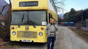 Suggerisci come traduzione di funivia. C E Un Sogno Inglese Dietro L Autobus Abbandonato Prima Lecco