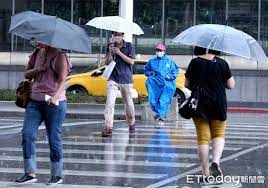 而我听见 下雨的声音 想起你用唇语 说爱情 幸福也可以 很安静 我付出一直 很小心. Ce26vc Diwh2em